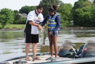 girl-and-a-man-inspects-the-fish-catch-on-the-boat_w725_h494